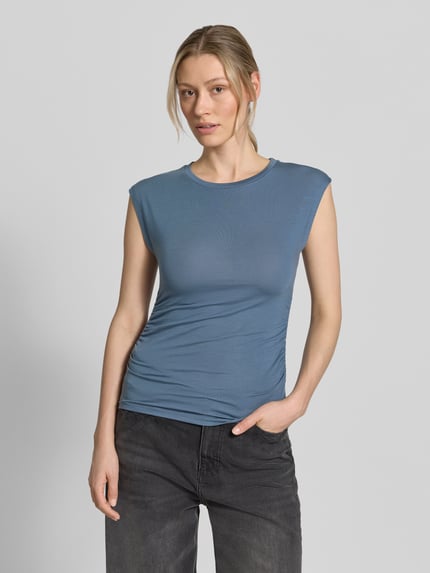 Vrouwenmodel draagt Slim Fit T-shirt uit lyocellmix model 'AVASARAH' van Vero Moda, look: effen, pasvorm: slim fit, zij-geplooide details, ronde hals, korte mouw, dames t-shirt, voorkant bovenlichaam close-up.