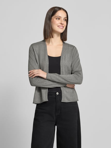 Frauenmodel trägt Regular Fit Cardigan mit offenem Design von S.OLIVER CASUAL in mattem, unifarbenem Feinstrick, Ganzkörperansicht von vorne.