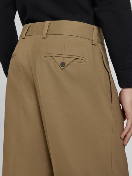 Mężczyzna nosi Regular Fit Anzug mit Viskose-Anteil Modell 'Karlo-Flips251' von HUGO, garnitur męski, beżowy, detal tylnej części spodni, Nahaufnahme tylnej części ciała.