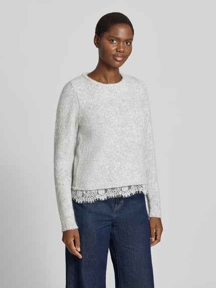Vrouwenmodel draagt Regular Fit Pullover mit Woll-Mohair-Anteil van Christian Berg Woman Selection, lichtgrijs, met pailletten en kant, tricotlook, Materiaalmix, met lange mouwen, Ruglengte maat S 47 cm, Mouwlengte maat S 67 cm, Ganzkörperansicht van voren.