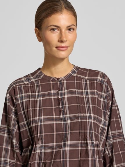 Frauenmodel trägt Regular Fit Bluse mit Rundhalsausschnitt Modell 'SELENA' von MANGO, kariertes Muster, Baumwoll-Mix, Nahaufnahme Oberkörper.