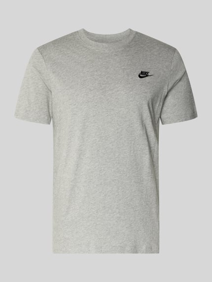 Produktfoto, T-Shirt mit Label-Stitching von Nike in Hellgrau aus Reine Baumwolle, Regular-Fit, Rundhalsausschnitt, Rückenlänge 73 cm Größe M
