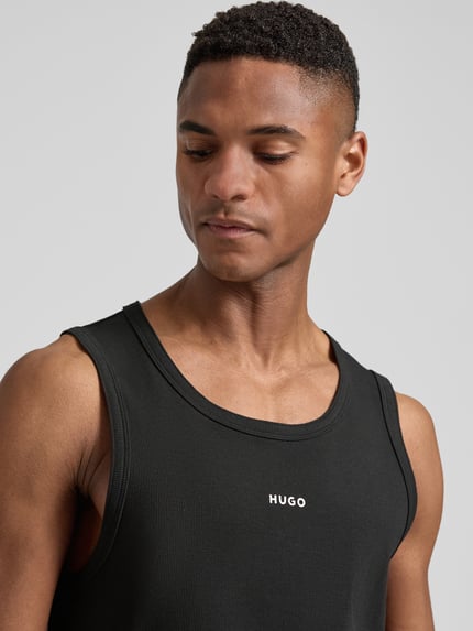 Mannenmodel draagt Slim Fit Tank Top uit katoenmix model 'DAPOTA' van HUGO, look: effen, labelapplicatie, fijnrib, ronde hals, Nahaufnahme Oberkörper.