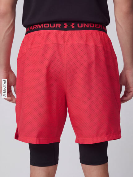 Männermodel trägt Relaxed Fit Sportshorts im Double-Layer-Look von Under Armour in Rot, schwarze Details, Herren Sportshorts, Ganzkörperansicht Rückansicht, KI-modifiziertes Bild.