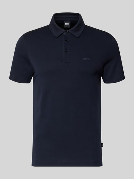 Produktfoto, Poloshirt met Brand-Schriftzug van BOSS in donkerblauw, zuiver katoen, regular fit, polokraag, korte mouwen, tonale tekstuur.