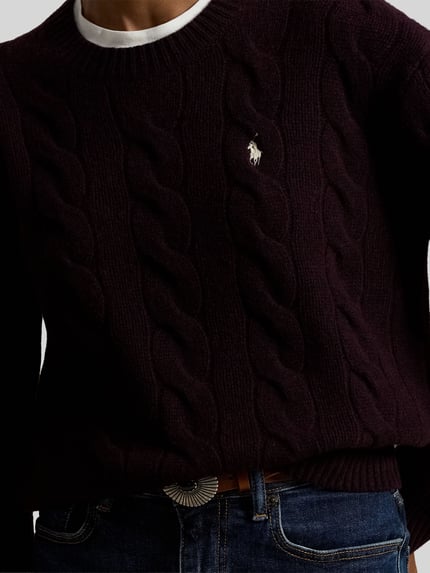 Frauenmodel trägt Regular Fit Strickpullover aus Woll-Kaschmir-Mix von Polo Ralph Lauren in dunklem Lila mit Zopfmuster, Nahaufnahme Oberkörper, Damen Strickpullover von Polo Ralph Lauren