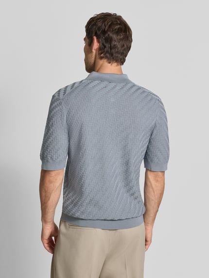 Männermodel trägt Regular Fit Poloshirt aus puur katoen in tricotlook van Matinique, lichtgrijs, structuur, ruglengte maat M 70 cm, Ganzkörperansicht Rückansicht.