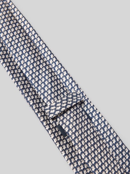Produktfoto, Krawatte aus reiner Seide mit Allover-Motiv-Print von Willen in Blau und Beige, feine Struktur, spitze Passform, Logo-Detail