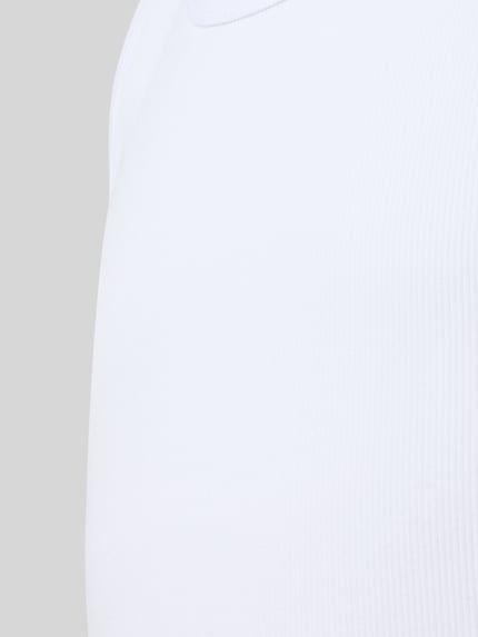 Männermodel trägt Tanktop in Ripp-Optik mit Rundhalsausschnitt von MCNEAL, mieszanka bawełny i elastanu, krój slim fit, efekt prążkowania, okrągły dekolt, biała faktura, detaliczny widok materiału, nahaufnahme oberkörper.