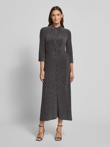 Vrouwenmodel draagt Hemdblusenkleid mit 3/4-Arm Modell 'JOHANNA' van YAS, schimmerend, A-lijn, maxidress, knoopsluiting, vooraanzicht.