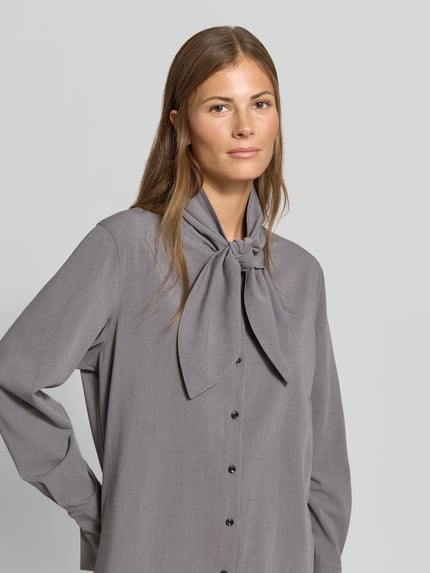 Vrouwenmodel draagt Regular Fit overhemdblouse met viscose van MYON, elastische materiaalmix, opstaande kraag, knoopsluiting, met lange mouwen, ruglengte maat 36: 63 cm, mouwlengte maat 36: 63 cm, effen grijze kleur, gladde textuur, overhemdbloes, vooraanzicht van bovenlichaam.