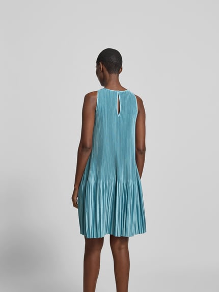 Vrouwenmodel draagt knielang Knielanges Kleid in plooien-look van Joseph in turquoise, recht pasvorm, mouwloos ontwerp, rugaanzicht, totale lengte maat 36: 93 cm, borstwijdte maat 36: 40 cm.