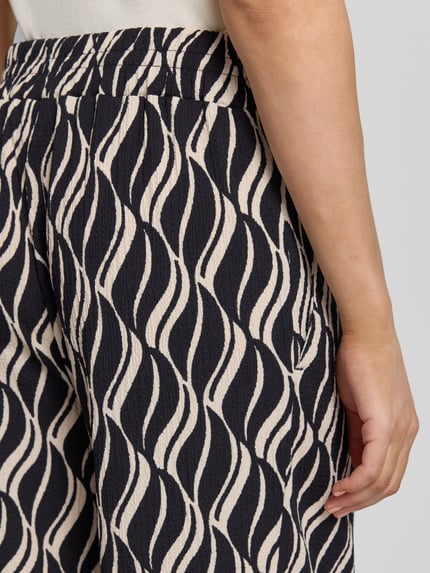 Frauenmodel trägt Culotte mit Allover-Muster und elastischem Bund von Betty Barclay, Material-Mix mit Stretch-Anteil, Loose-Fit, Detailaufnahme