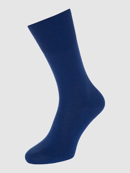 Produktfoto, Socken mit geripptem Abschluss von Falke in Blau, Schurwoll-Baumwoll-Mix mit Stretch-Anteil, körpernaher Schnitt