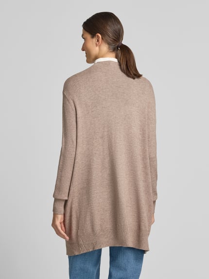 Frauenmodel trägt Relaxed Fit Strickjacke aus Viskose-Mix mit Eingrifftaschen von Christian Berg Woman in Beige, gerippte Abschlüsse, Rückenansicht, Ganzkörperansicht Rückansicht.