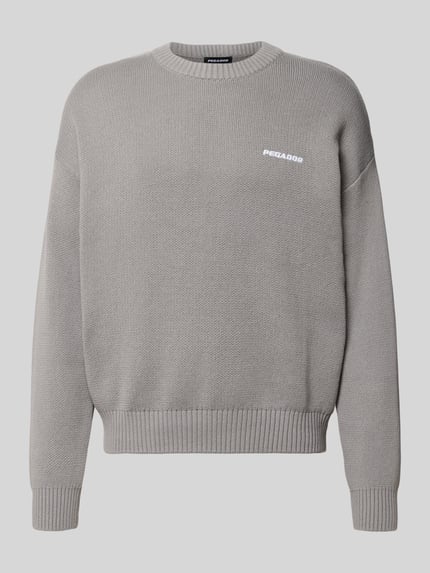 Produktfoto, Strickpullover aus reiner Baumwolle mit Logo-Stickerei von PEGADOR in Hellgrau, Regular Fit, Rundhalsausschnitt, gerippte Bündchen, dezente Logo-Stickerei, glatte Struktur, für Herren