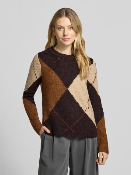 Frauenmodel trägt Pullover mit Rundhalsausschnitt Modell 'SC-HACER YD 2' von SOYACONCEPT, mehrfarbig, Argyle-Muster, Strick, Ganzkörperansicht von vorne.