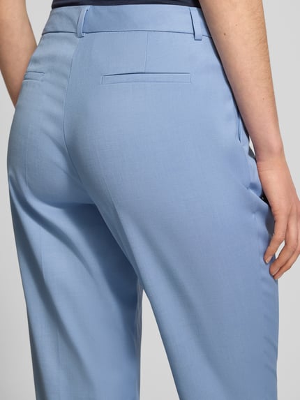 Vrouwenmodel draagt Hose mit Bügelfalten van More & More in lichtblauw, materiaalmix met viscose, persplooien, achterzakken, detailopname.
