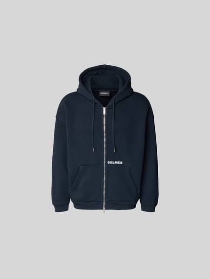 Produktfoto, Oversized Sweatjacke aus Baumwoll-Mix von Dsquared2, kolor granatowy, mieszanka bawełny i elastanu, krój oversized, zamek błyskawiczny dwustronny, kieszeń kangurka, kaptur z tunelem, długość tyłu w rozmiarze M: 64 cm, szerokość ramion w rozmiarze M: 67 cm, długość rękawów w rozmiarze M: 52 cm