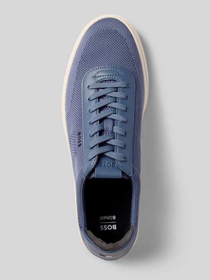Produktfoto, Low Top Sneaker mit Echtleder-Besatz Modell 'KIERAN' von BOSS in Unifarbe Blau, runde Spitze, flacher Absatz, strukturierte Sohle