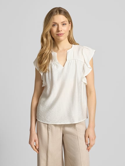 Frauenmodel trägt Bluse aus Viskose-Mix mit Rüschen Modell 'HETTA' von ICHI in Creme mit Serafino-Ausschnitt, Gerader-Schnitt, Nahaufnahme Oberkörper.