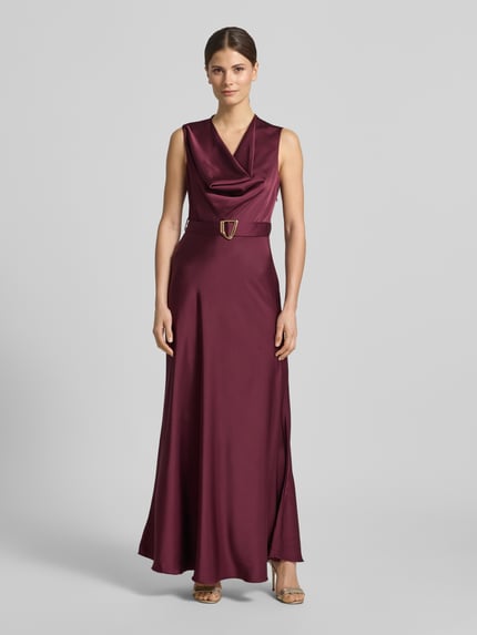 Frauenmodel trägt Regular Fit Abendkleid aus Satin von Rinascimento, Elastischer-Material-Mix, Wasserfallkragen, Ärmelloses-Design, Stoffband, Ganzkörperansicht von vorne.