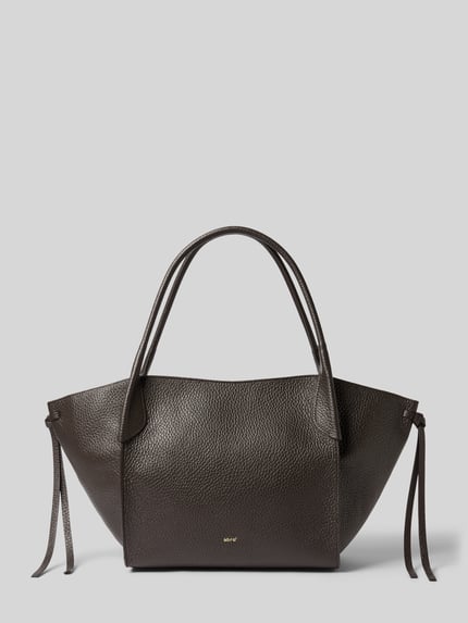 Produktfoto, Handtasche aus Leder Modell 'VIBE BIG' von Abro in Dunkelbraun, strukturierte Oberfläche, Hauptfach mit Reißverschluss, Studioansicht