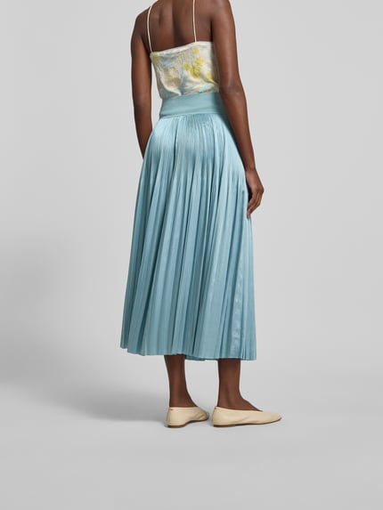Vrouwenmodel draagt Faltenrock in Maxilänge van Joseph in lichtblauw, rechte fit, elastische hoge taille, maxi lengte, detailopname rugaanzicht.