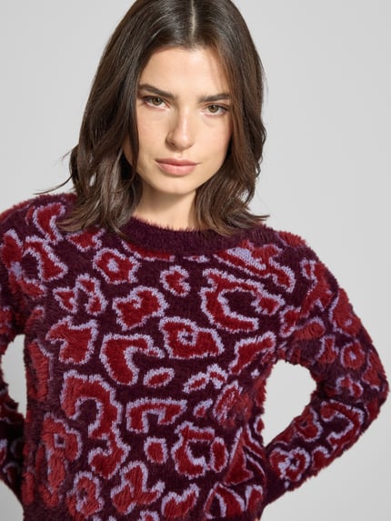 VERO MODA Sweter z dzianiny o kroju regular fit ze wzorem na całej powierzchni model ‘JUNGLE’ Bordowy 3