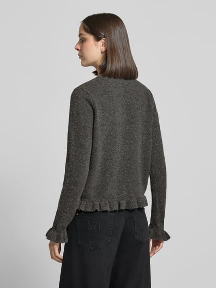 Vrouwenmodel draagt Cardigan met ronde hals Model 'jacia' van VILA, materiaalmix met wol, regular fit, knoopsluiting, ruches, ruglengte maat S 55 cm, mouwlengte maat S 64 cm, donkere kleur, rechte vormen, zachte textuur, geheel aanzicht achterkant.