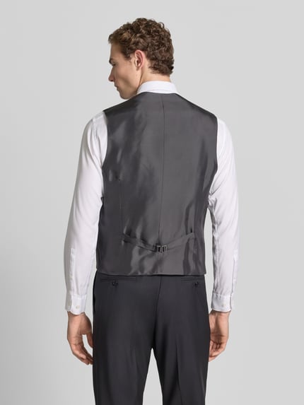 Männermodel trägt Weste mit V-Ausschnitt und Paspeltaschen Modell 'Tobias' von Carl Gross aus Reine Schurwolle, Slim-Fit, Rückenlänge 62 cm, Ganzkörperansicht Rückansicht.