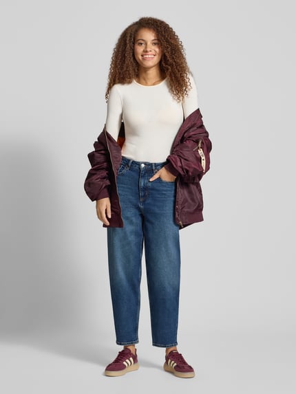 Frauenmodel trägt Relaxed Fit Jeans aus Baumwoll-Mix Modell 'LARA' von Marc O'Polo in Optik: Unifarben, denimblau, Ganzkörperansicht von vorne.