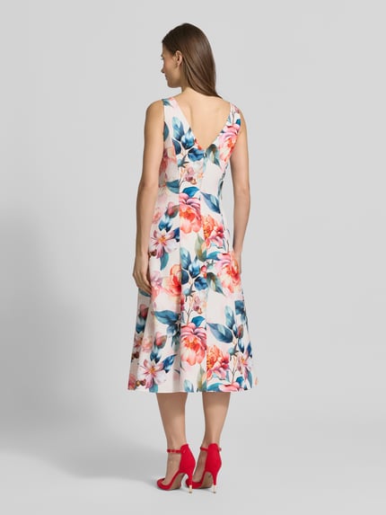 Vrouwenmodel draagt Cocktailjurk im Allover-Look met geplooide plooien van Vera Mont, materiaalmix met stretch, a-lijn, midi-jurk, ronde hals, ruglengte maat 36: 108 cm, borstwijdte maat 36: 43 cm, all-over bloemenprint in roze, blauw en wit tinten. Volledige lichaamsaanzicht achteraan.
