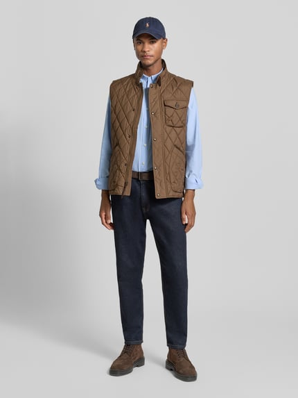 Męski model nosi Freizeithemd mit Label-Stitching od Polo Ralph Lauren, jasnoniebieski, regular fit, bawełna z elastanem, widok całej sylwetki z przodu.