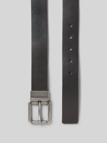 Produktfoto, Gürtel aus echtem Büffelleder von CK Calvin Klein in schwarzer Lederoptik mit Dornschließe, Label-Prägung, Glattleder, doppelseitig, Herren Gürtel