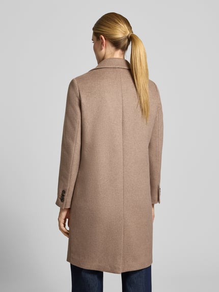 Frauenmodel trägt Regular Fit Mantel mit Woll-Anteil von s.Oliver RED LABEL in Beige mit glatter Textur, Ganzkörperansicht Rückansicht.