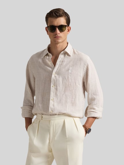 Männermodel trägt Regular Fit Freizeithemd aus reinem Leinen von Polo Ralph Lauren, mehrfarbig, gestreift, Ganzkörperansicht von vorne.