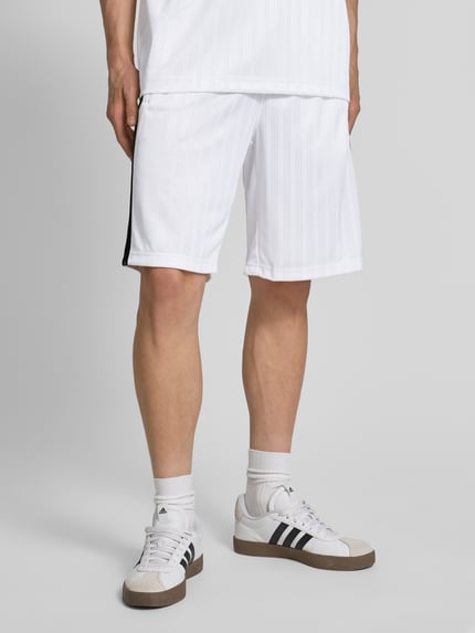 adidas Originals Szorty z wyhaftowanym logo i wpuszczanymi kieszeniami Biały 4
