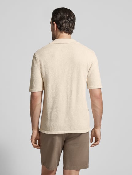 Männermodel trägt Regular Fit Freizeithemd mit Reverskragen von Profuomo, beige, Baumwoll-Mix, strukturierte Oberfläche, Ganzkörperansicht Rückansicht.