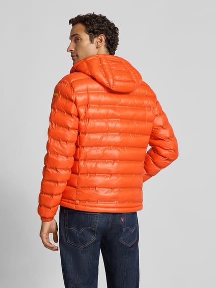 Männermodel trägt Steppjacke mit Zweiwege-Reißverschluss Modell 'CHARLES' von Blauer USA in Orange, Rückenansicht, Herrenjacke, Regular Fit, Kapuze, strukturierte Oberfläche