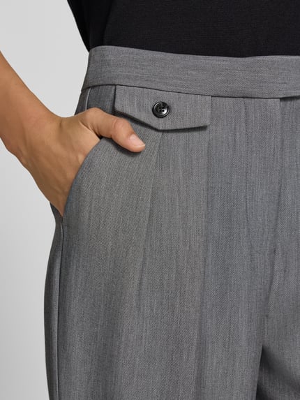 Frauenmodel trägt Bundfaltenhose mit Gesäßtaschen Modell 'EARL DART' von b.young, grauer Material-Mix, Nahaufnahme Oberkörper.