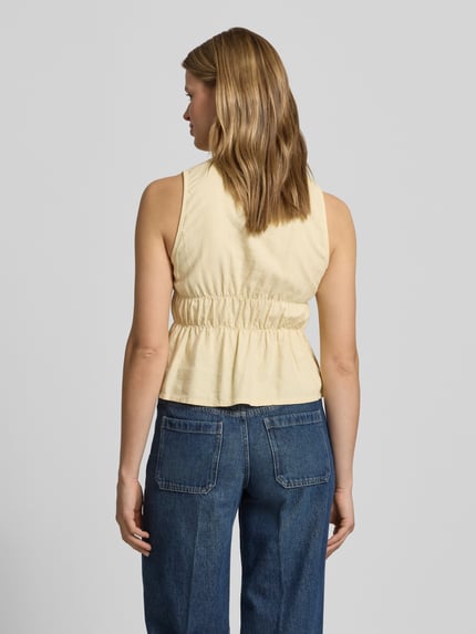 Frauenmodel trägt Top aus Viskose-Leinen-Mix Modell 'ALMIRA' von JJXX in Hellgelb, Schnürung, Regular Fit, Rückenlänge 50 cm, Ganzkörperansicht Rückansicht.