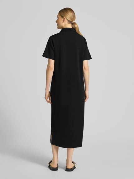 Vrouwenmodel draagt Polokleid met Knopfleiste Modell 'Helle' van My Essential Wardrobe, zwart, rechte fit, midi, viscosemix, rugaanzicht.