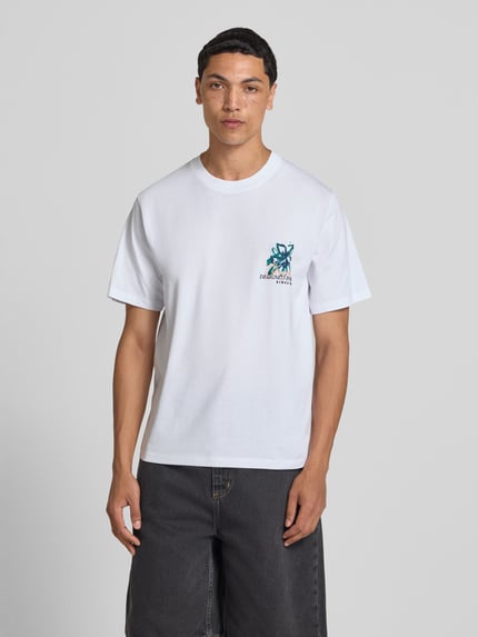 Mannenmodel draagt T-shirt met motiefprint en ronde hals van Jack & Jones, puur katoen, regular fit, ruglengte maat M 70 cm, geheel van voren