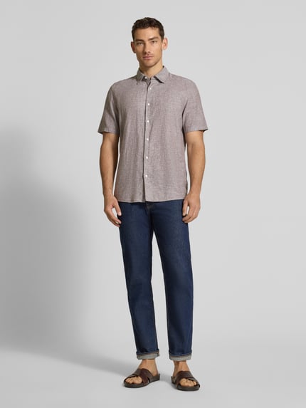 Männermodel trägt Regular Fit Freizeithemd aus Leinen-Baumwoll-Mix von MCNEAL, grau, mit Kentkragen und Knopfleiste, Ganzkörperansicht von vorne.