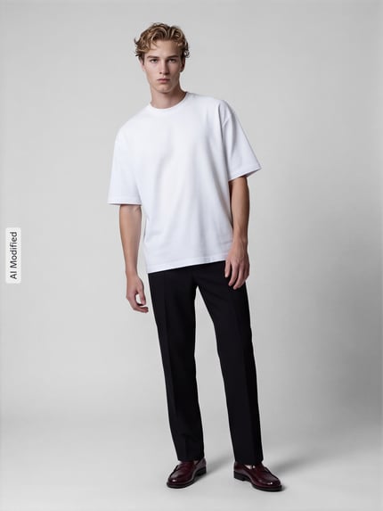 Männermodel trägt weißes Relaxed Fit T-Shirt mit Rundhalsausschnitt Modell 'OSCAR' von SELECTED HOMME, schwarze Hose, Ganzkörperansicht von vorne, reine Baumwolle, Rückenlänge 66 cm bei Größe M, KI-modifiziertes Bild.