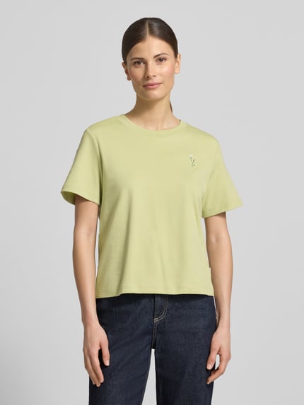 Vrouwenmodel draagt Regular Fit T-shirt uit puur katoen van s.Oliver RED LABEL, korte look, motiefprint, ronde hals, korte mouw, jersey, Ganzkörperansicht von vorne