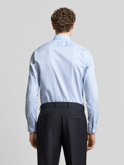 Männermodel trägt Regular Fit Freizeithemd aus Baumwoll-Mix Modell 'H-JOE-K-C1-261' von BOSS in Hellblau, Ganzkörperansicht Rückansicht.