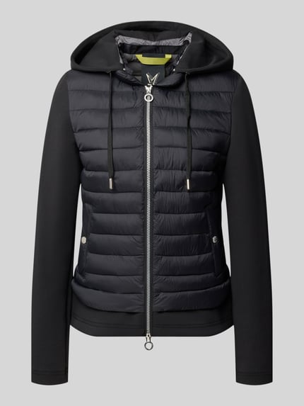 Produktfoto, Jacke aus Baumwoll-Mix in Stepp-Optik von Fuchs Schmitt, czarny kolor, z efektem pikowania, kaptur z tunelem, zamek błyskawiczny dwustronny, mieszanka bawełny, krój taliowany, Długość tyłu w rozmiarze 36: 59 cm, Szerokość ramion w rozmiarze 36: 40 cm, Szerokość klatki piersiowej w rozmiarze 36: 48 cm, Długość rękawów w rozmiarze 36: 67 cm