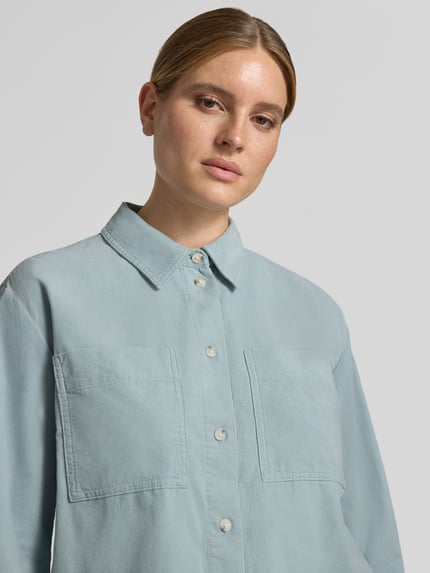 Frauenmodel trägt hellblaue Regular Fit Langarmbluse aus reiner Baumwolle Modell 'Fronna' von OPUS, Damen Langarmbluse, Nahaufnahme Oberkörper.